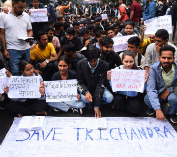 देउवालाई उनी पढेकाे कलेजकाे हविगत देखाउन सडकमै पढे त्रिचन्द्रका विद्यार्थीले (तस्वीरहरू)